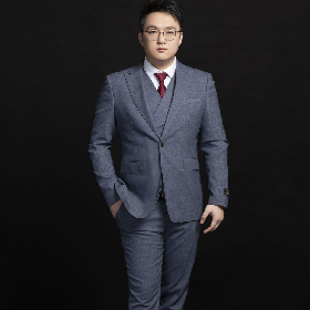 首席設(shè)計(jì)師-何揚(yáng)龍