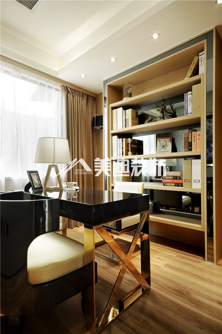 蘭亭灣畔125平港式風(fēng)裝修案例圖—書(shū)房