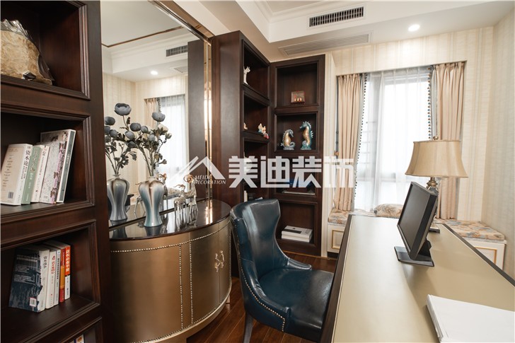 保利國(guó)際新奢古典風(fēng)裝修案例圖—書(shū)房