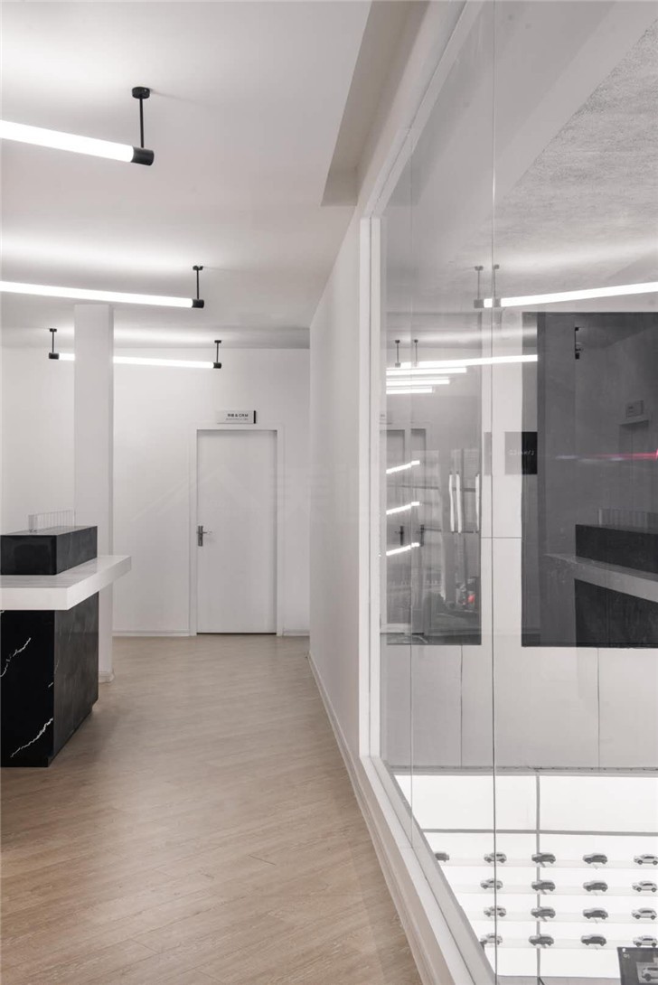 星沙領(lǐng)克4S店2000平工裝現(xiàn)代風(fēng)裝修案例圖—休息室過(guò)道