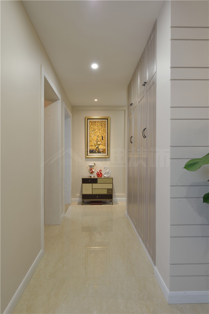 堤亞納灣133平美式風(fēng)裝修案例圖—過(guò)道