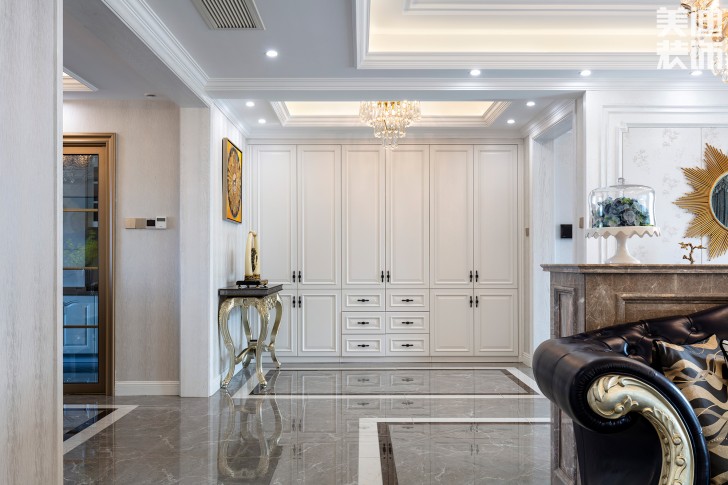 雙灣國際215平米法式輕奢風(fēng)裝修案例實(shí)拍圖-玄關(guān)