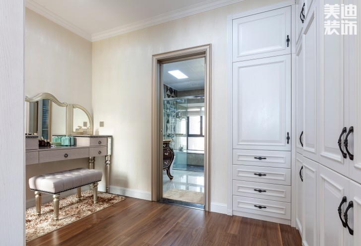 雙灣國際215平米法式輕奢風(fēng)裝修案例實(shí)拍圖-衣帽間