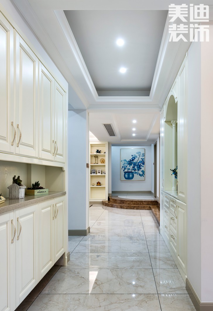 中隆國際御璽220平米美式輕奢風(fēng)裝修案例實(shí)拍圖-玄關(guān)