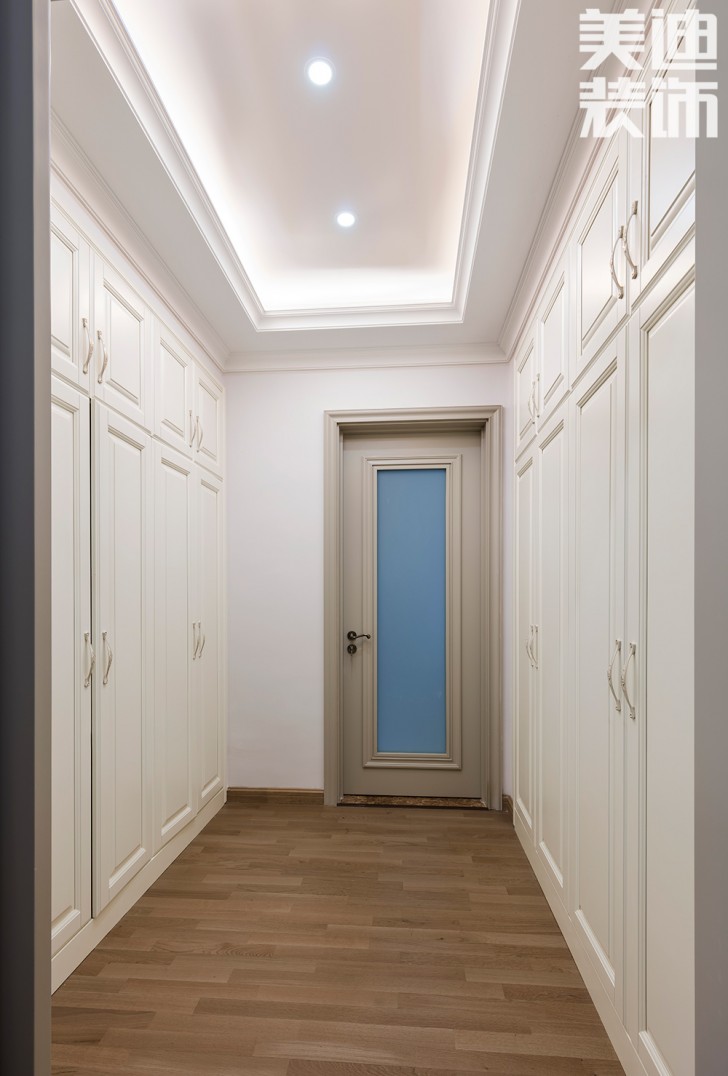 中隆國際御璽220平米美式輕奢風(fēng)裝修案例實(shí)拍圖-衣帽間