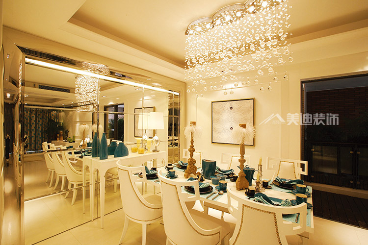 在長沙，買個90左右的房子，價格也是最合適的，很適合剛出來奮斗不久的年輕人，且現(xiàn)在市面上的小戶型家居居多，適合90平小戶型裝修風(fēng)格主要為簡約風(fēng)格，既節(jié)省裝修費用同時又展現(xiàn)自我個性長沙90平房子裝修